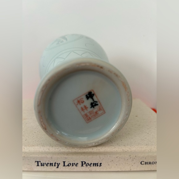 Vintage Beautiful  Korean Celadon Engraved Thousand Crane Signed Porcelain Vase - Picture 4 of 4